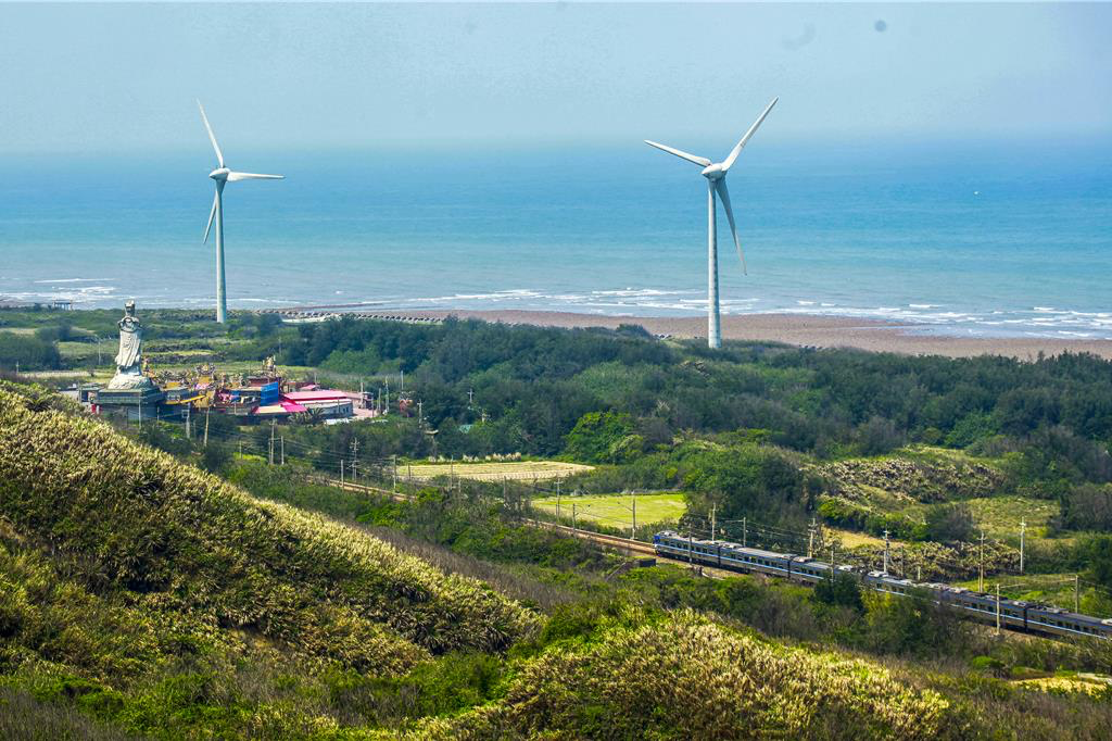 在苗栗好望角的風車與海風之間，讓時間隨著風流動，在遼闊中看見自由