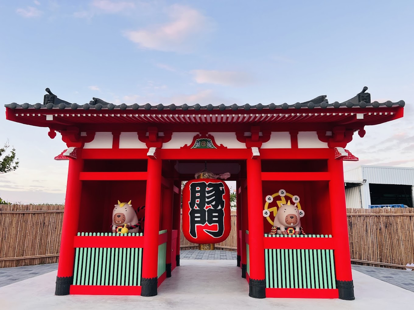 墾丁超療癒親子景點！鹿ㄦ島水豚生態園區近距離餵水豚 還能解鎖超萌互動畫面