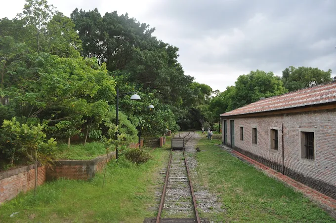在淡水殼牌故事館放慢腳步，紅磚倉庫與河岸風景交織出一段安靜旅程
