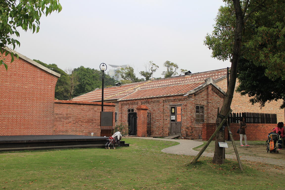 在淡水殼牌故事館放慢腳步，紅磚倉庫與河岸風景交織出一段安靜旅程