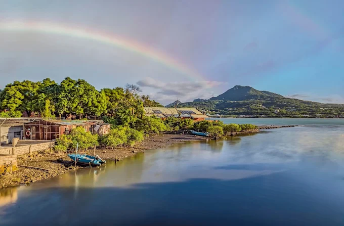 在淡水殼牌故事館放慢腳步，紅磚倉庫與河岸風景交織出一段安靜旅程