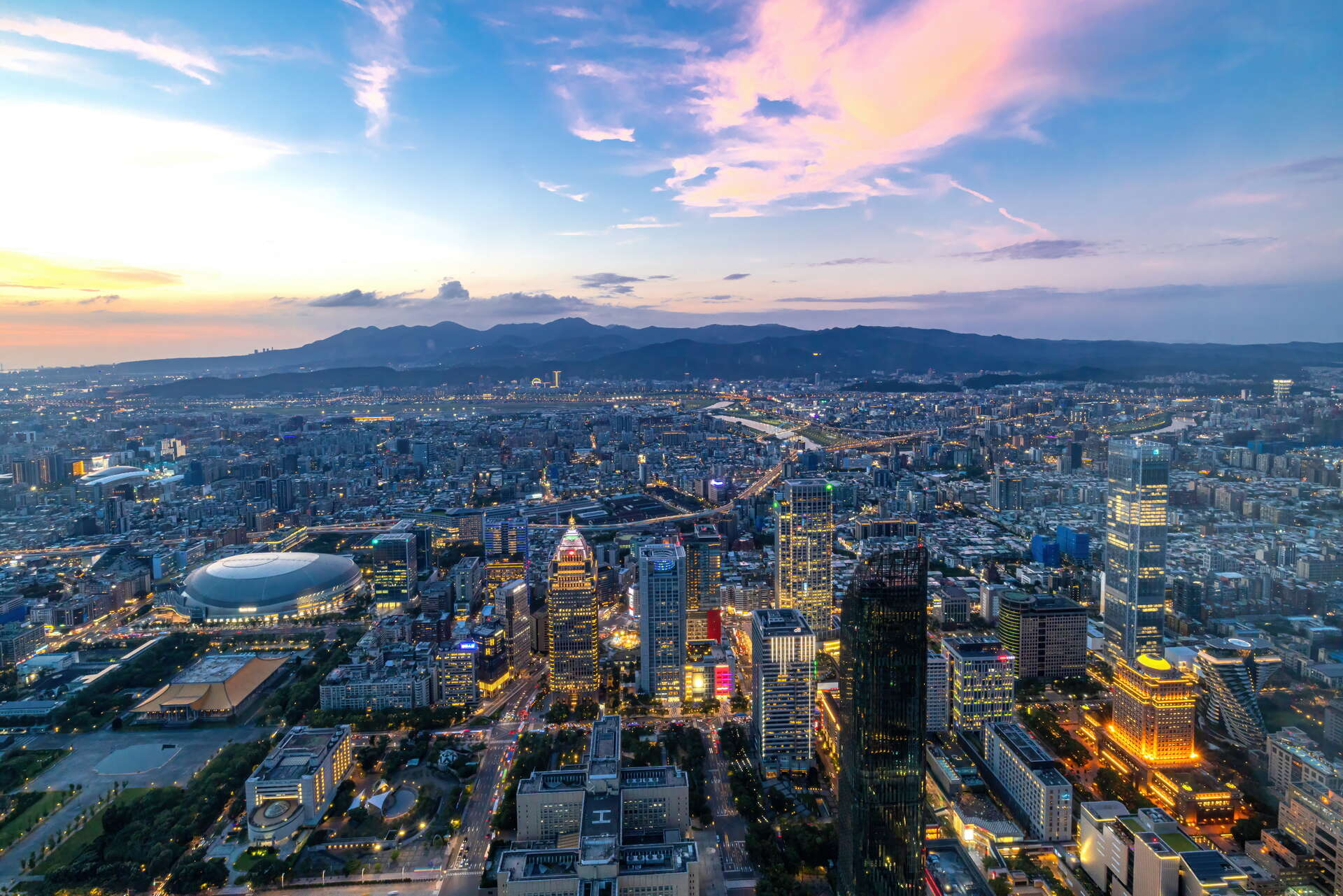 在台北 101 的高空俯瞰世界，讓煩惱變得渺小，讓視野延伸到更遠的地方