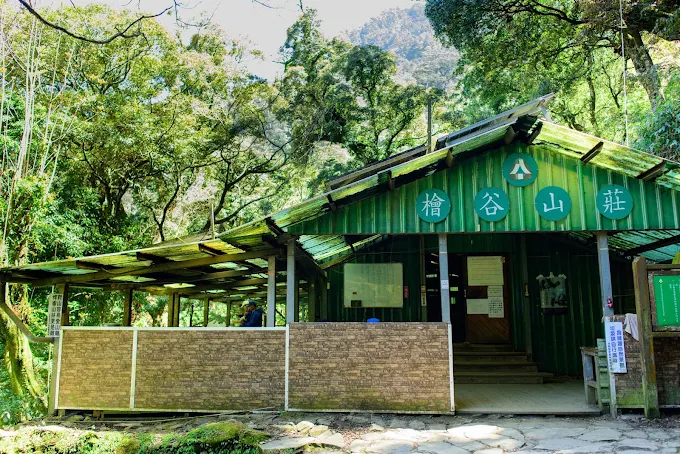 翻越層層山徑走上北大武山登山步道，當視野打開那一刻整片雲海在腳下流動