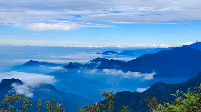 翻越層層山徑走上北大武山登山步道，當視野打開那一刻整片雲海在腳下流動