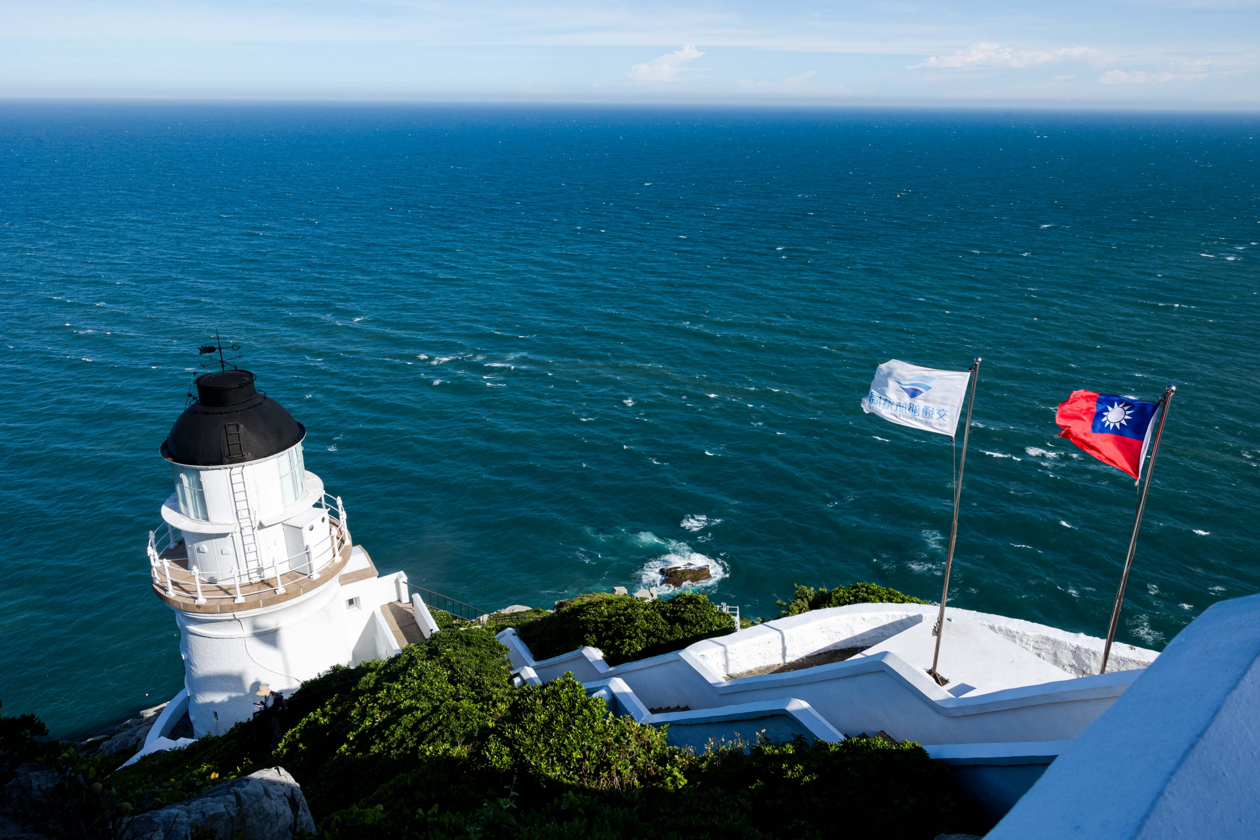 馬祖最夢幻純白地標！東引燈塔站上懸崖第一排 一眼望盡海天盡頭的遼闊