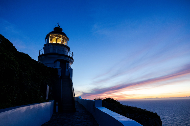 馬祖最夢幻純白地標！東引燈塔站上懸崖第一排 一眼望盡海天盡頭的遼闊