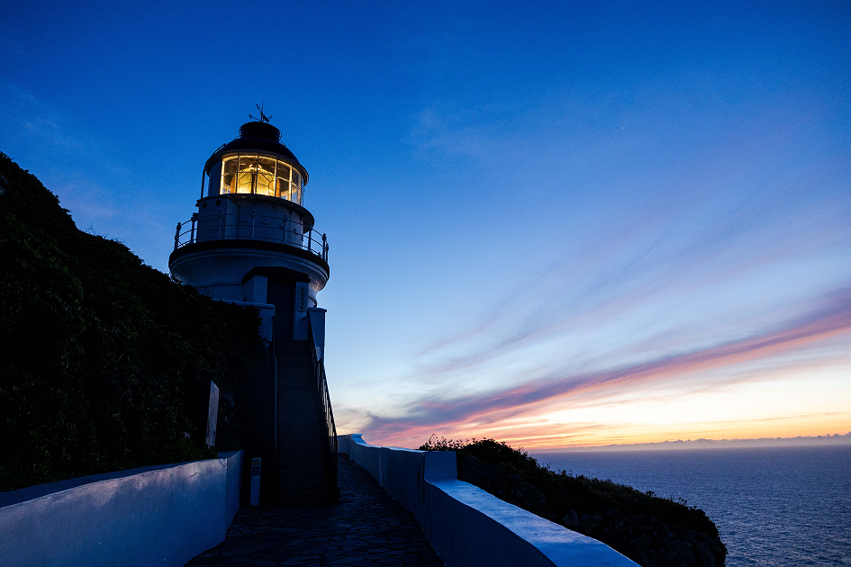 馬祖最夢幻純白地標！東引燈塔站上懸崖第一排 一眼望盡海天盡頭的遼闊