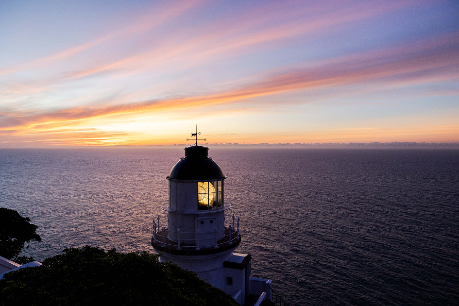 馬祖最夢幻純白地標！東引燈塔站上懸崖第一排 一眼望盡海天盡頭的遼闊
