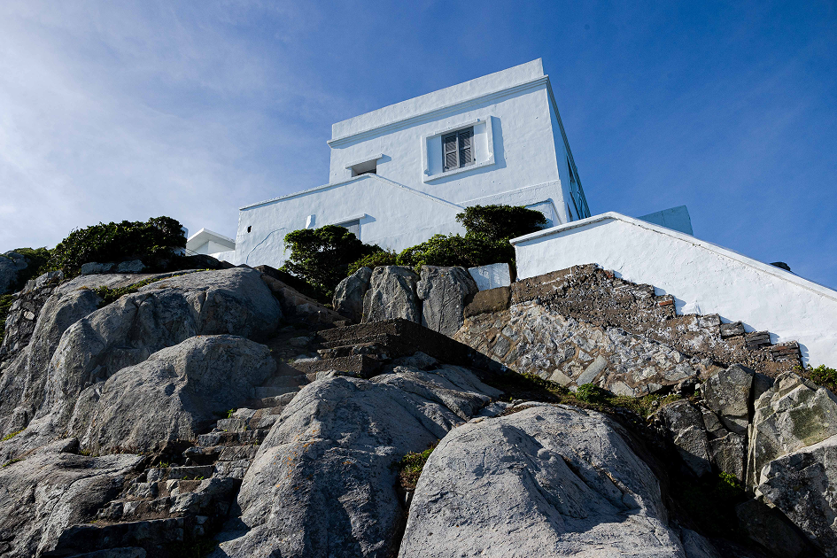 馬祖最夢幻純白地標！東引燈塔站上懸崖第一排 一眼望盡海天盡頭的遼闊