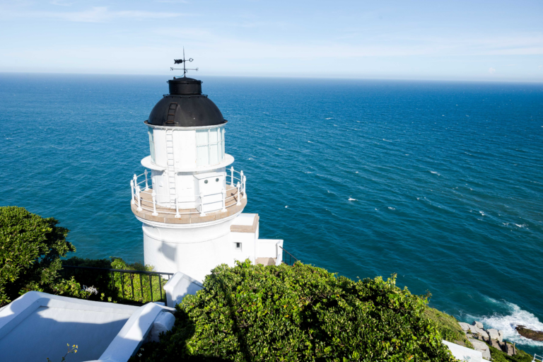 馬祖最夢幻純白地標！東引燈塔站上懸崖第一排 一眼望盡海天盡頭的遼闊