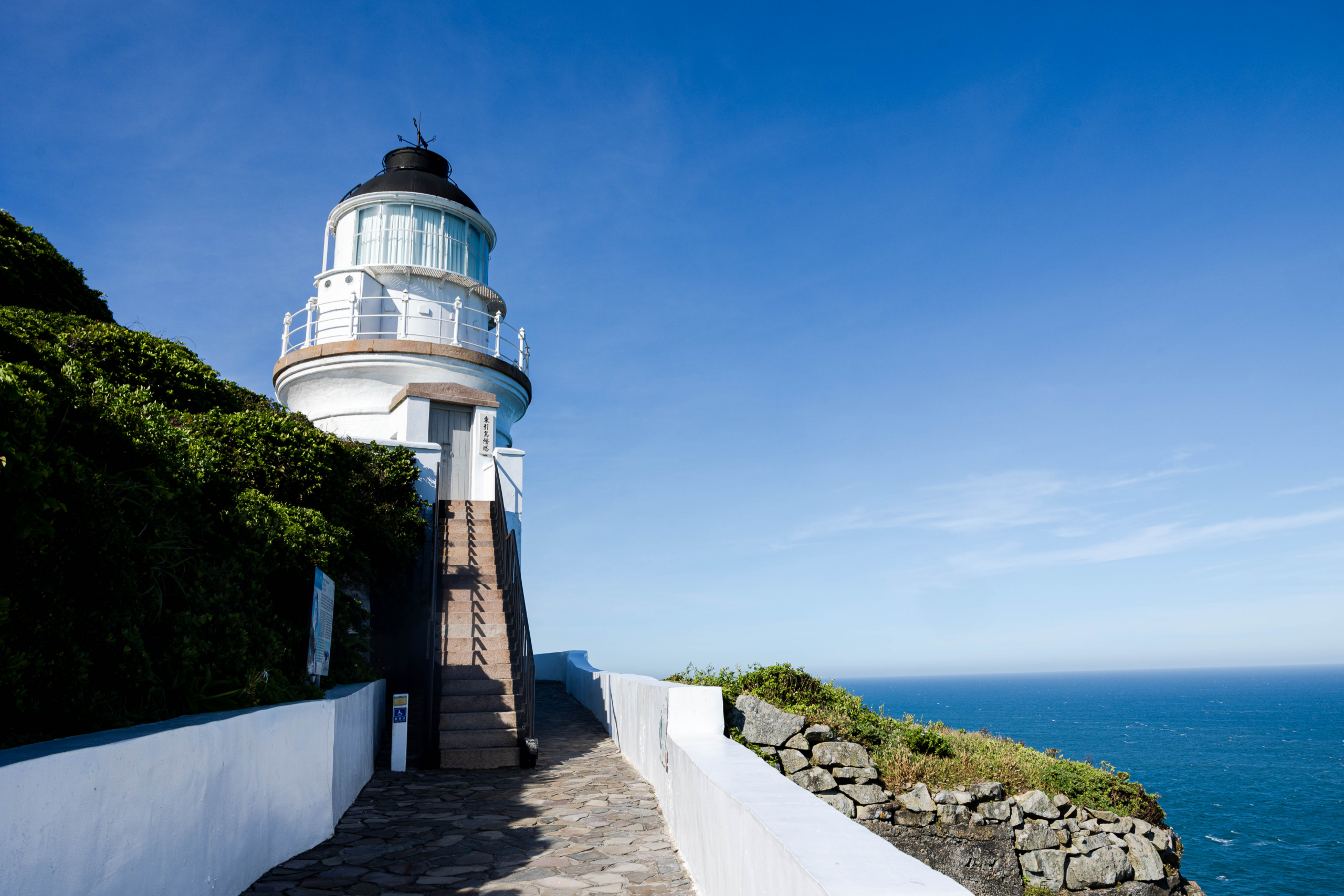 馬祖最夢幻純白地標！東引燈塔站上懸崖第一排 一眼望盡海天盡頭的遼闊