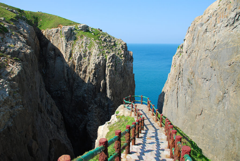 東引不只是一座離島！馬祖最北端夢幻秘境，燈塔、戰地坑道、海蝕奇景一次看夠