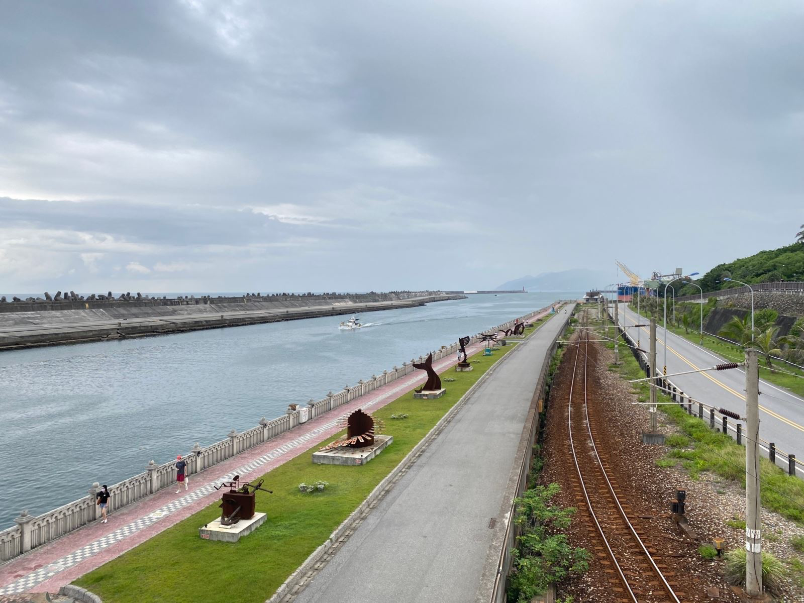 花蓮港怎麼玩最有感？吹海風、看港景、散步拍照一次收進行程，花蓮市區最療癒海景角落