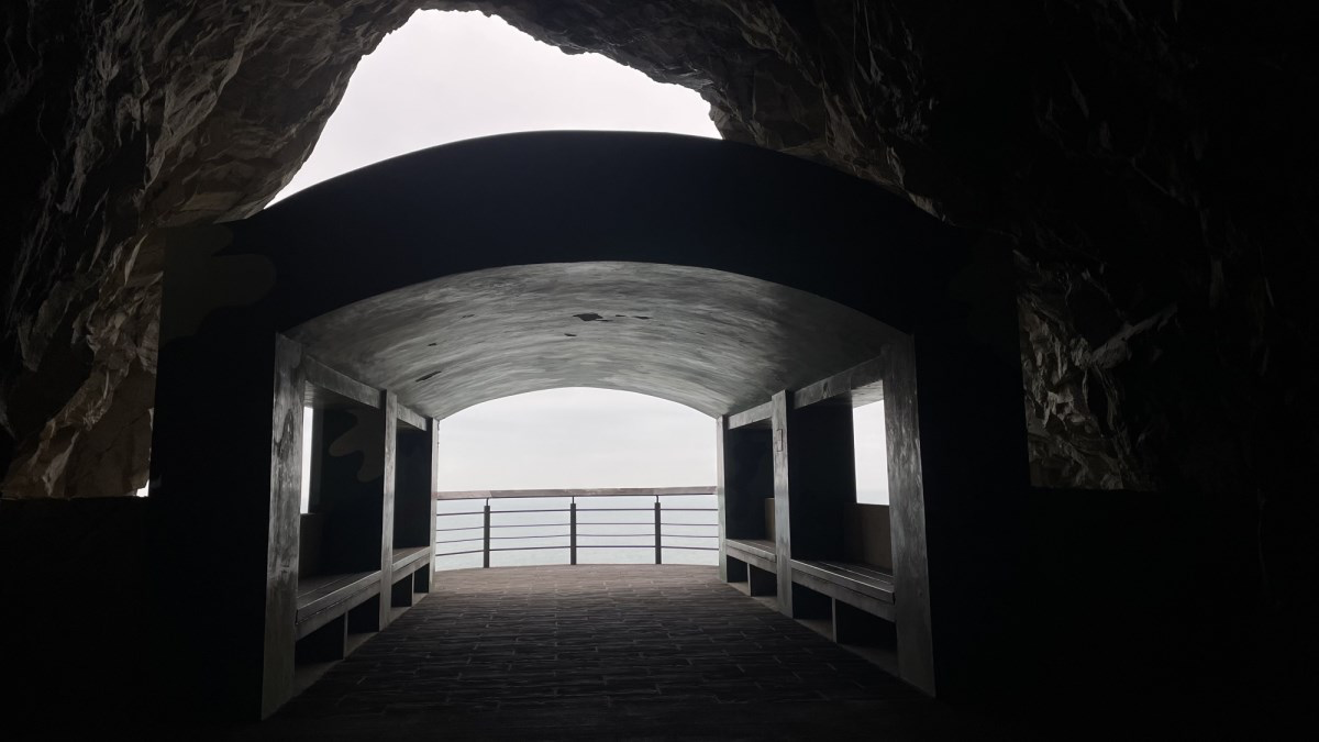 馬祖東引最震撼地下秘境！安東坑道一路通向海邊 走進戰地岩壁裡看見離島最強視野