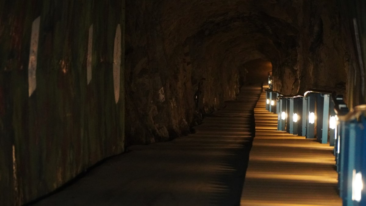 馬祖東引最震撼地下秘境！安東坑道一路通向海邊 走進戰地岩壁裡看見離島最強視野