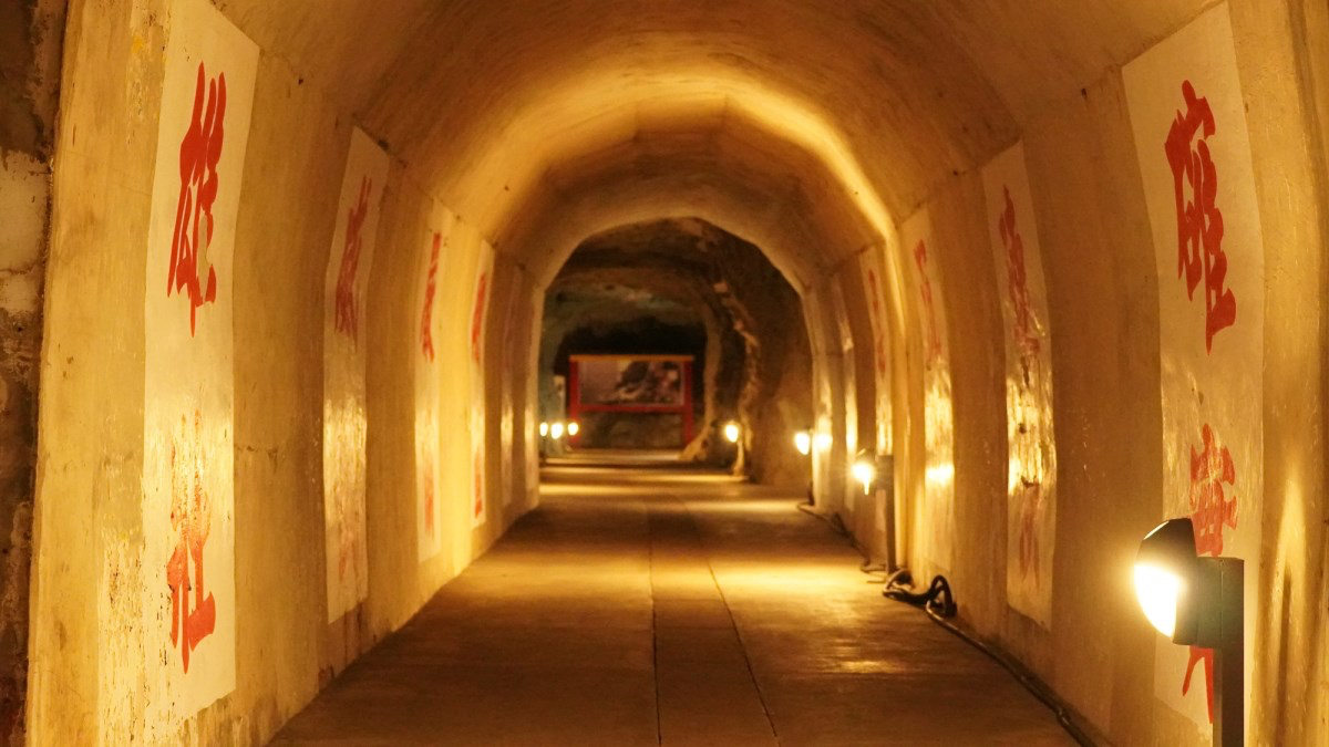 馬祖東引最震撼地下秘境！安東坑道一路通向海邊 走進戰地岩壁裡看見離島最強視野