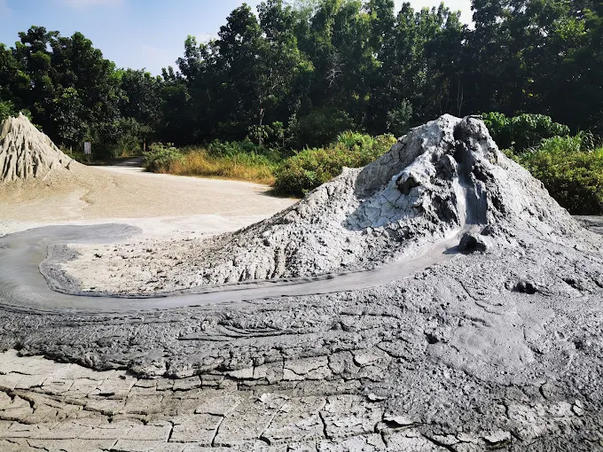 走進高雄燕巢月世界與泥火山之間，在午後光影裡慢慢走一段剛剛好的旅行