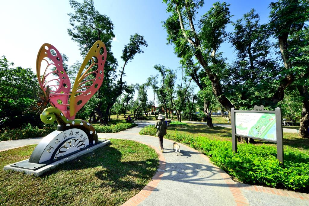 走進高雄燕巢月世界與泥火山之間，在午後光影裡慢慢走一段剛剛好的旅行