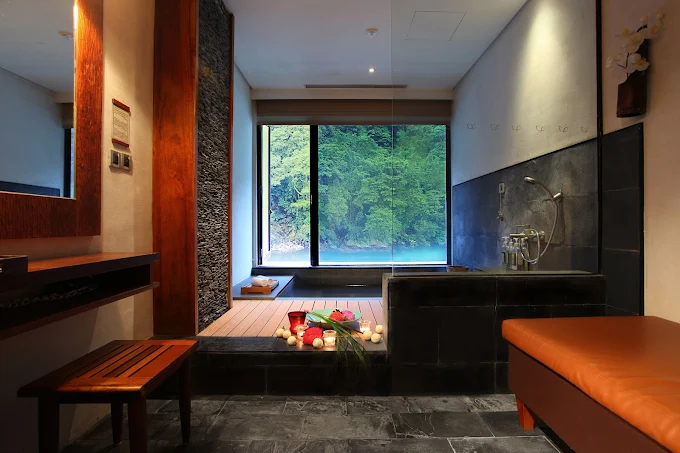 把週末留給烏來溫泉會館，在溪谷與熱氣之間慢慢移動，住一晚剛好的距離