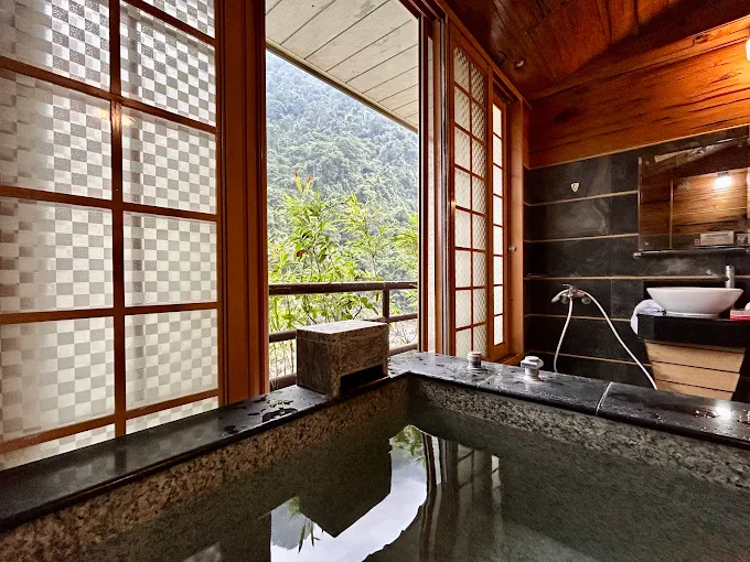 把週末留給烏來溫泉會館，在溪谷與熱氣之間慢慢移動，住一晚剛好的距離