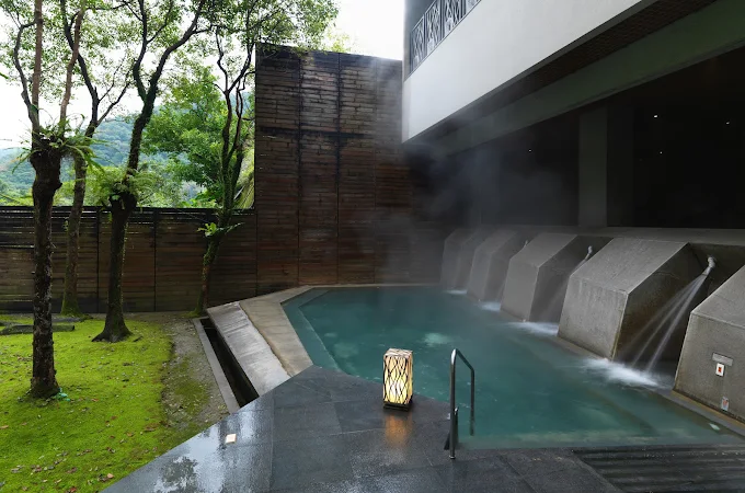 把週末留給烏來溫泉會館，在溪谷與熱氣之間慢慢移動，住一晚剛好的距離