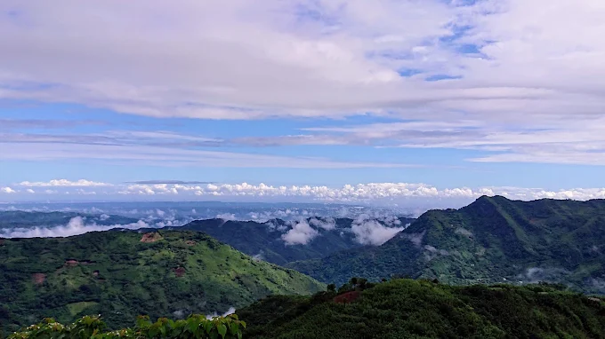週末往新竹尖石高台山露營區走一段山路，住進狩獵帳看雲海慢慢浮上來