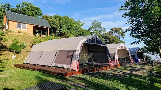 週末往新竹尖石高台山露營區走一段山路，住進狩獵帳看雲海慢慢浮上來