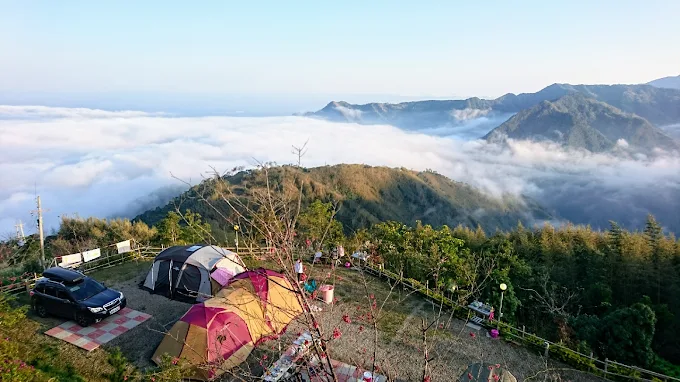 週末往新竹尖石高台山露營區走一段山路，住進狩獵帳看雲海慢慢浮上來