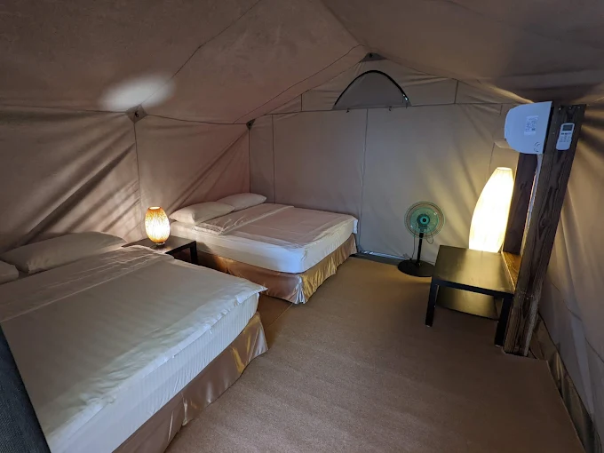 週末往新竹尖石高台山露營區走一段山路，住進狩獵帳看雲海慢慢浮上來