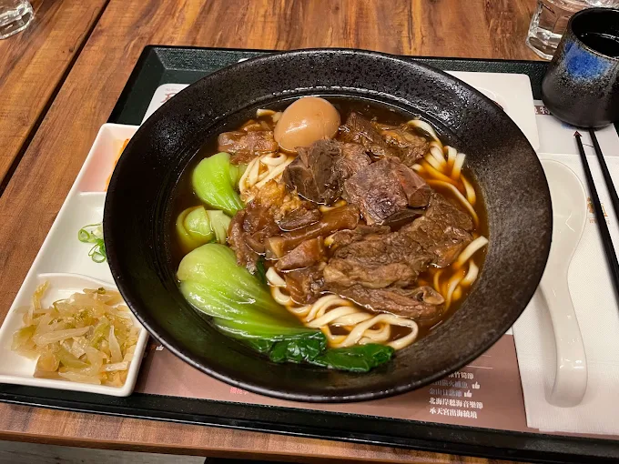 午後開上陽明山入住天籟溫泉會館，等夜色落下時泡一池熱湯讓身體安靜