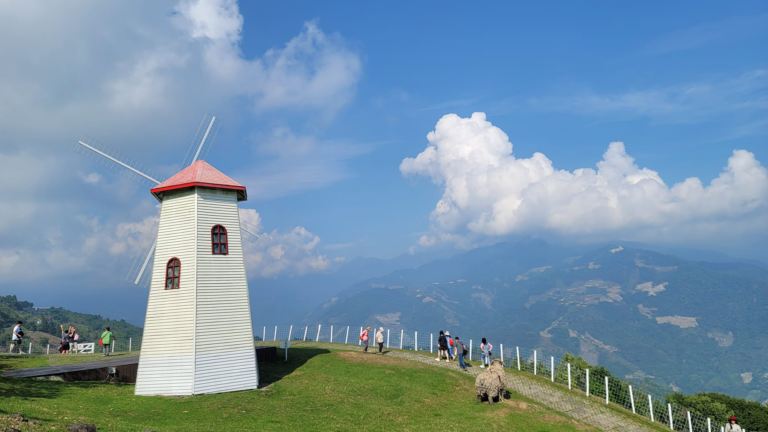 當雲霧覆蓋清境農場的山坡與草地，光與風交織的瞬間，讓旅途變得柔和