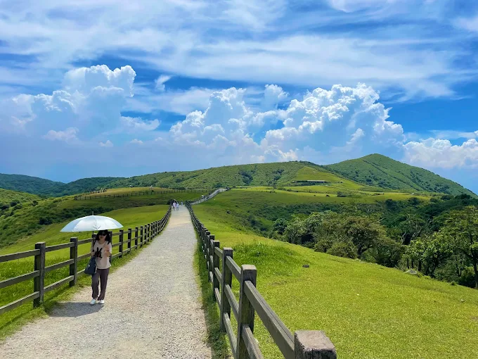 午後開上陽明山入住天籟溫泉會館，等夜色落下時泡一池熱湯讓身體安靜