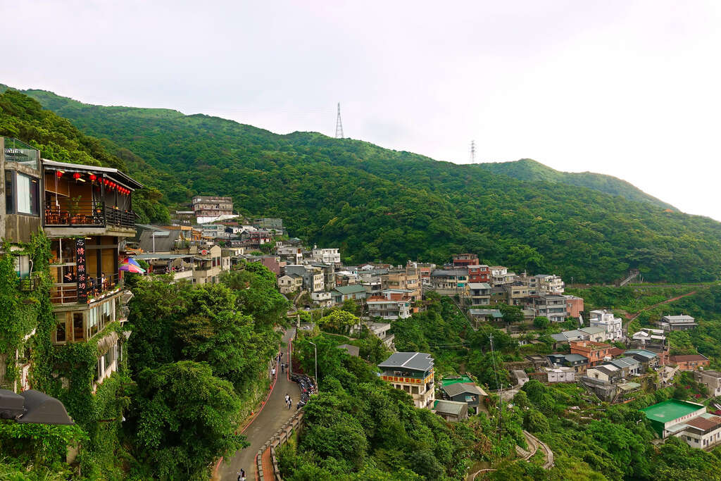 在九份老街邊走邊停的午後時光，讓茶香與燈影帶你走進山城夜景裡