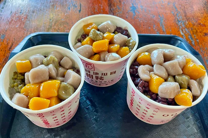 在九份老街邊走邊停的午後時光，讓茶香與燈影帶你走進山城夜景裡