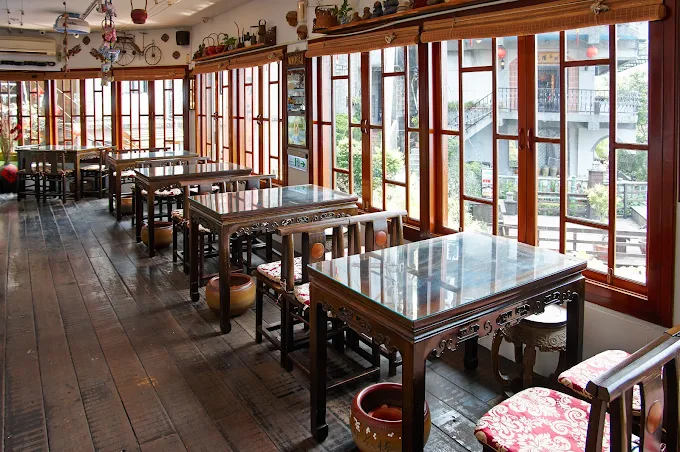 在九份老街邊走邊停的午後時光，讓茶香與燈影帶你走進山城夜景裡