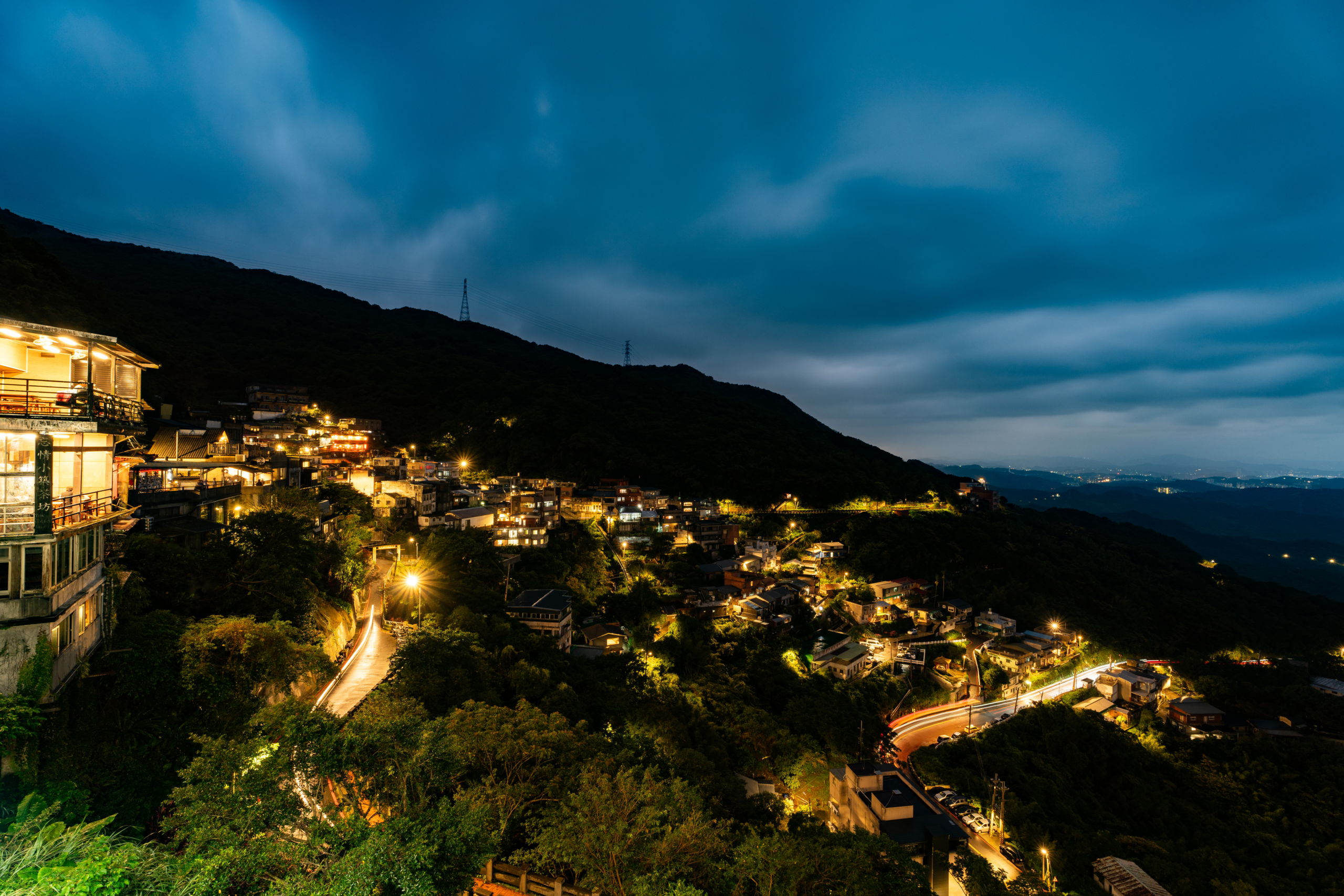 在九份老街邊走邊停的午後時光，讓茶香與燈影帶你走進山城夜景裡