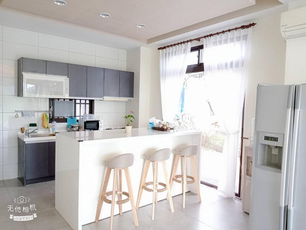 在宜蘭頭城住進面海飯店的早晨，打開窗就是太平洋與龜山島的第一道光