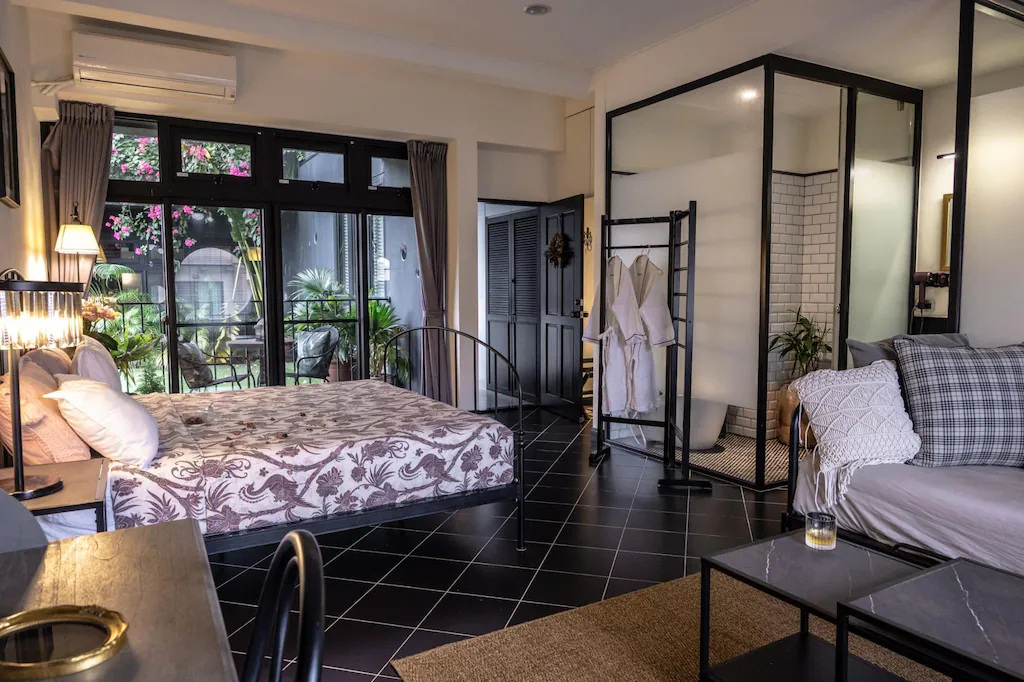 在宜蘭頭城住進面海飯店的早晨，打開窗就是太平洋與龜山島的第一道光