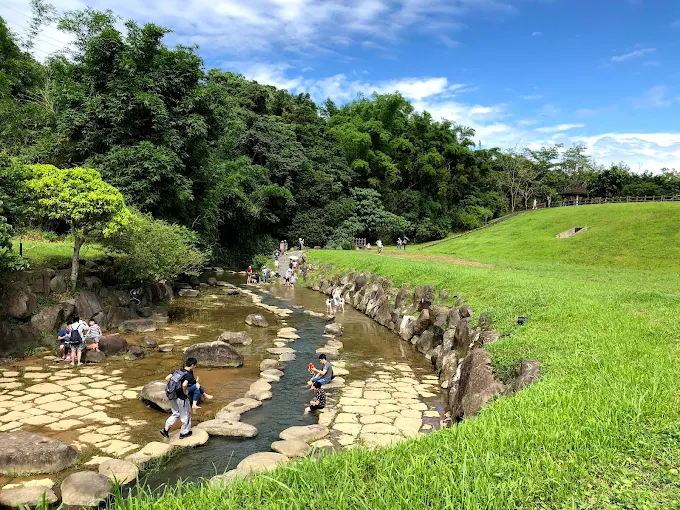 搭捷運走進台北內湖大溝溪親水步道，把午後留給溪流與一片安靜草地