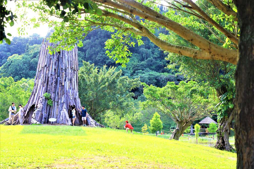 在龍潭三坑自然生態公園沿著溪水散步，午後陽光落下時剛好適合停一會