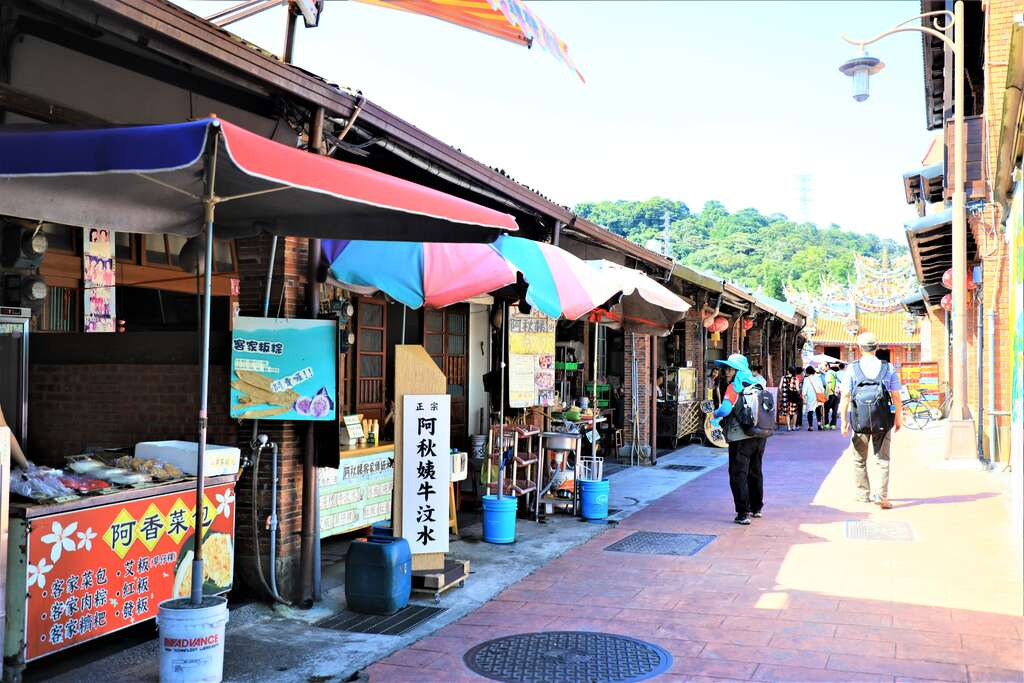 在龍潭三坑自然生態公園沿著溪水散步，午後陽光落下時剛好適合停一會