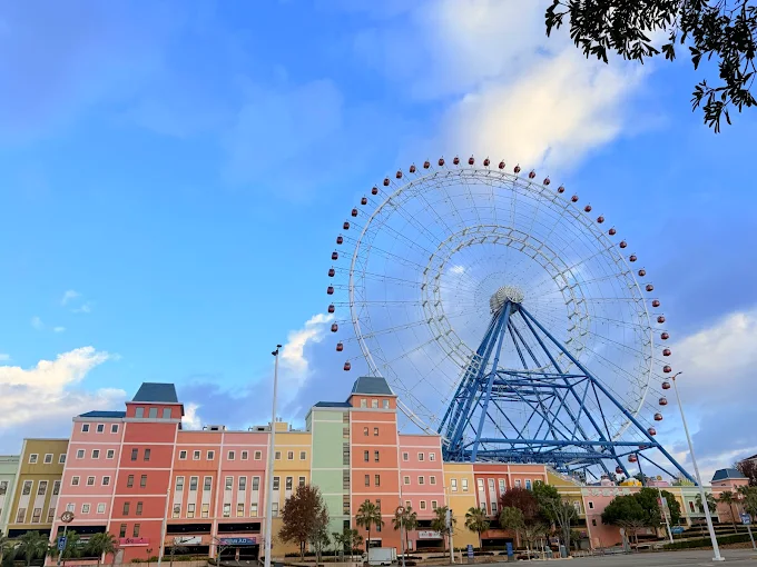 當夜色落在台中后里麗寶樂園住宿窗外，白天的喧鬧剛好慢慢退去