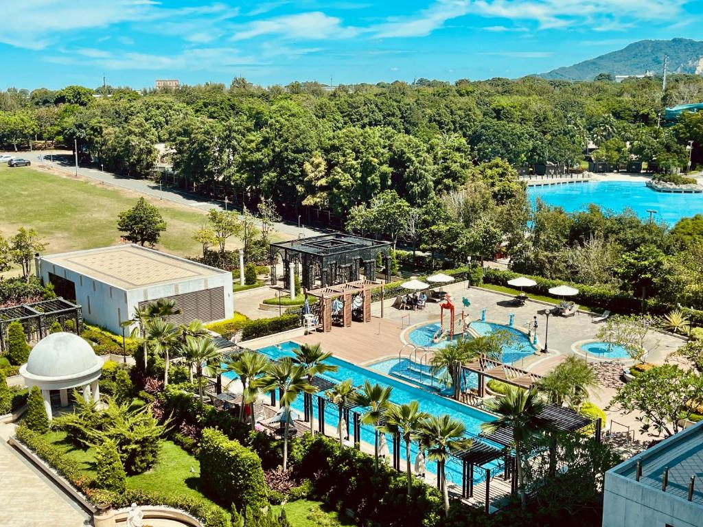 當夜色落在台中后里麗寶樂園住宿窗外，白天的喧鬧剛好慢慢退去