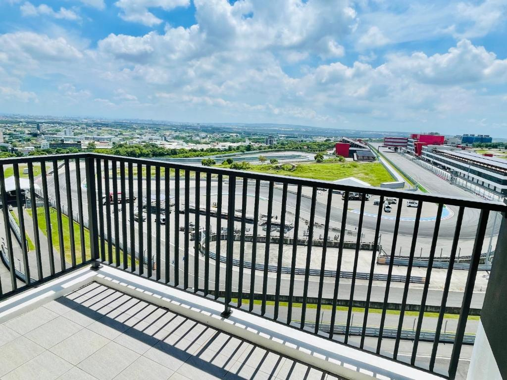 當夜色落在台中后里麗寶樂園住宿窗外，白天的喧鬧剛好慢慢退去