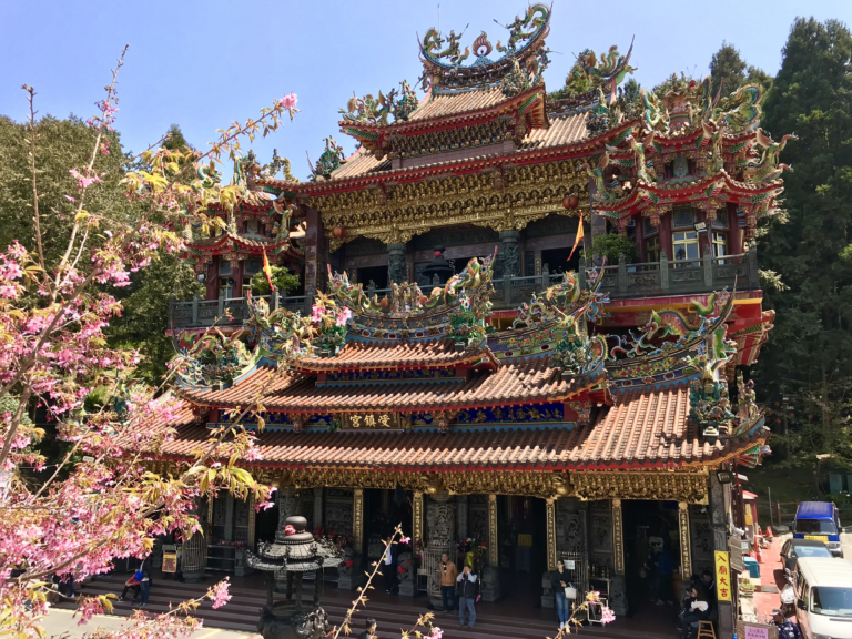 阿里山受鎮宮不只是參拜聖地！走進雲海森林裡的百年信仰地標 感受山城靜謐與傳奇色彩