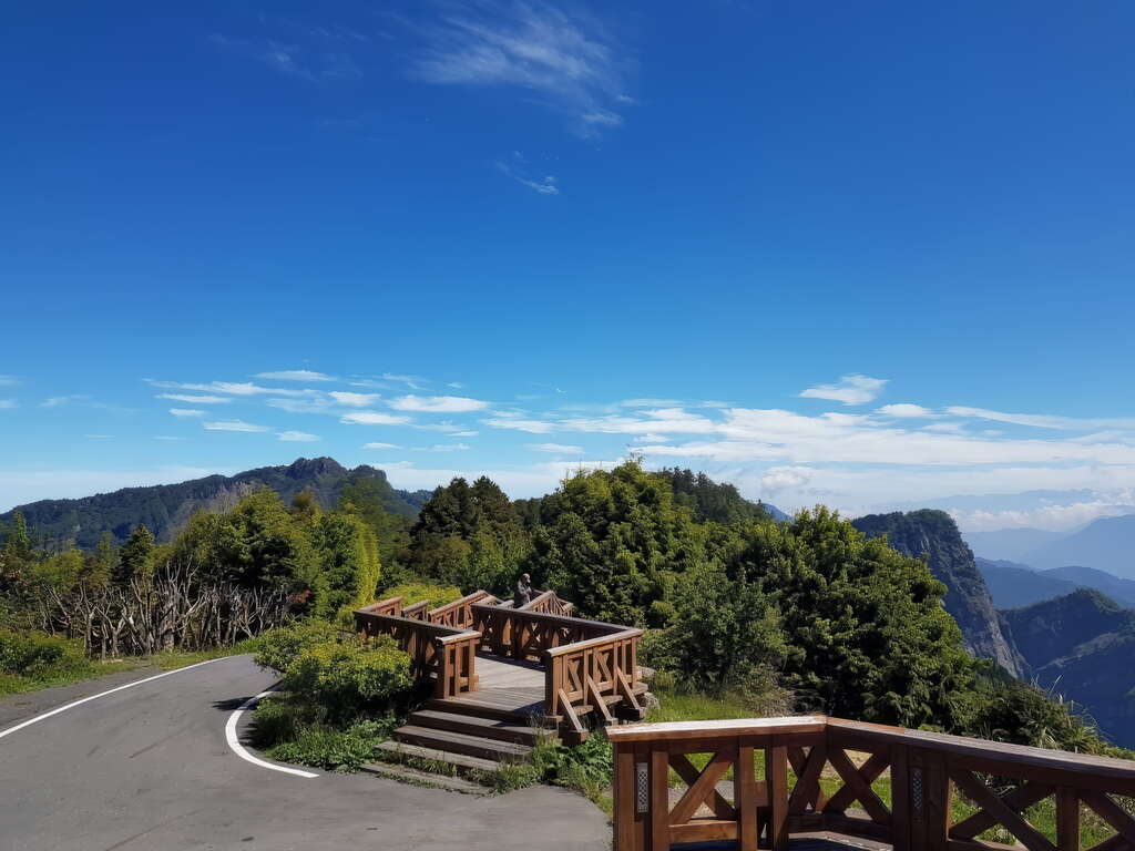 阿里山最震撼的360度視野！小笠原山觀景台把日出、雲海、玉山群峰一次看盡