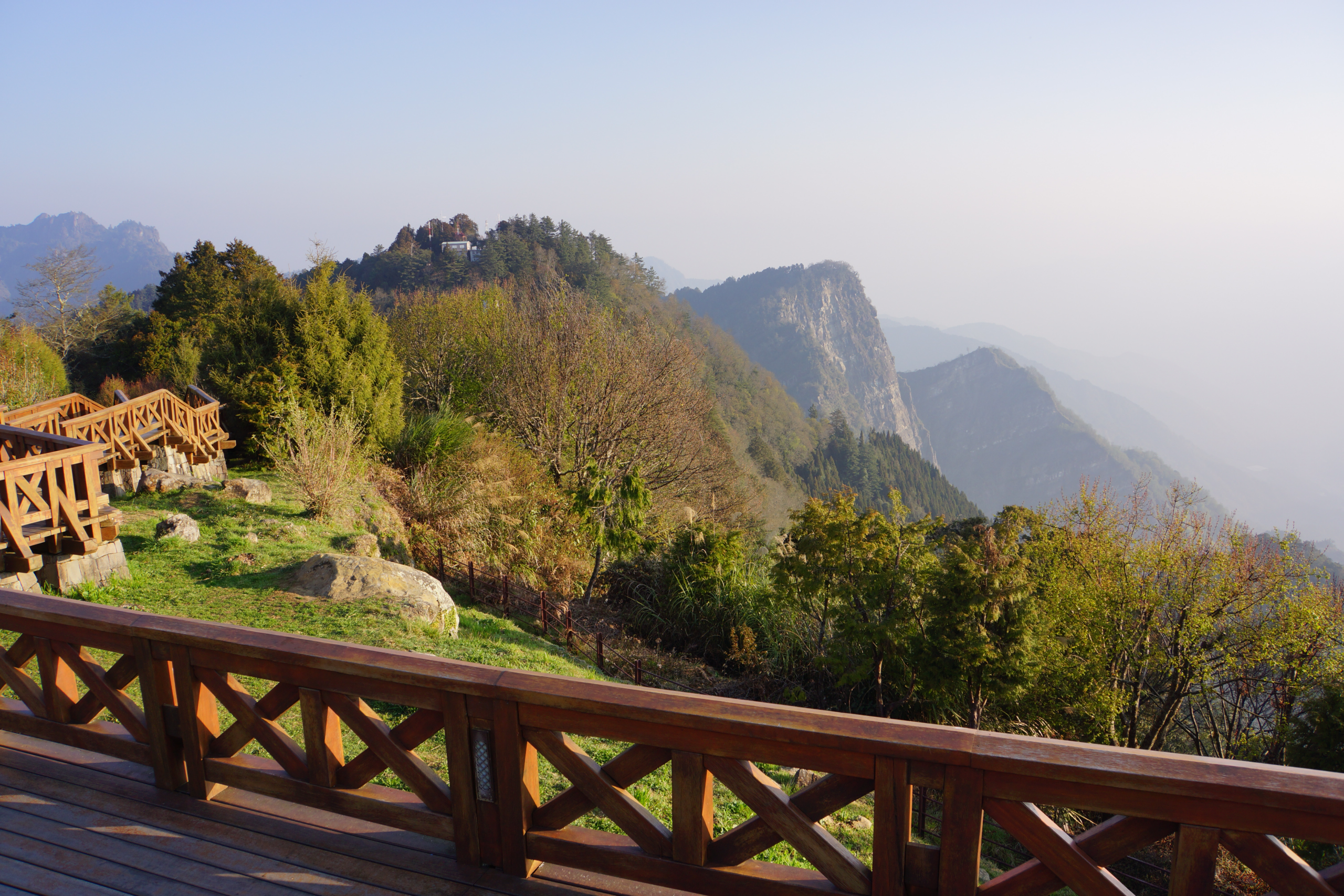 阿里山最震撼的360度視野！小笠原山觀景台把日出、雲海、玉山群峰一次看盡