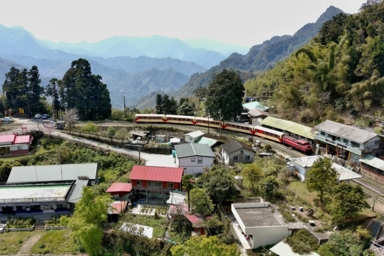 水社寮車站這樣玩！阿里山林鐵上的Ω字形秘境，山林視野與鐵道風景一次收下