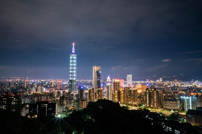 傍晚踩上象山步道石階往上走，剛好收進台北101與信義區最剛好的光影