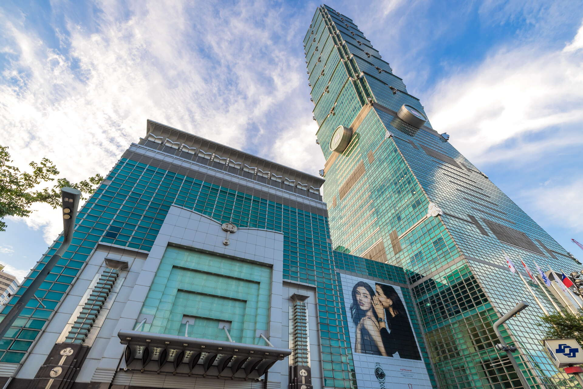 在台北 101 的高空俯瞰世界，讓煩惱變得渺小，讓視野延伸到更遠的地方